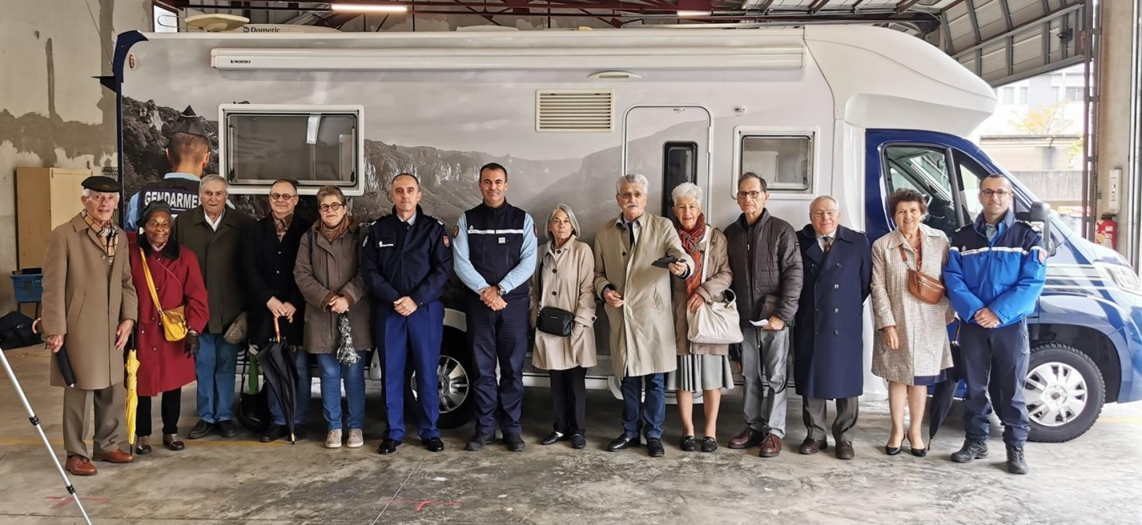 Les membres de l'AMONM 12 devant le Vemop du Groupement de gendarmerie de Rodez